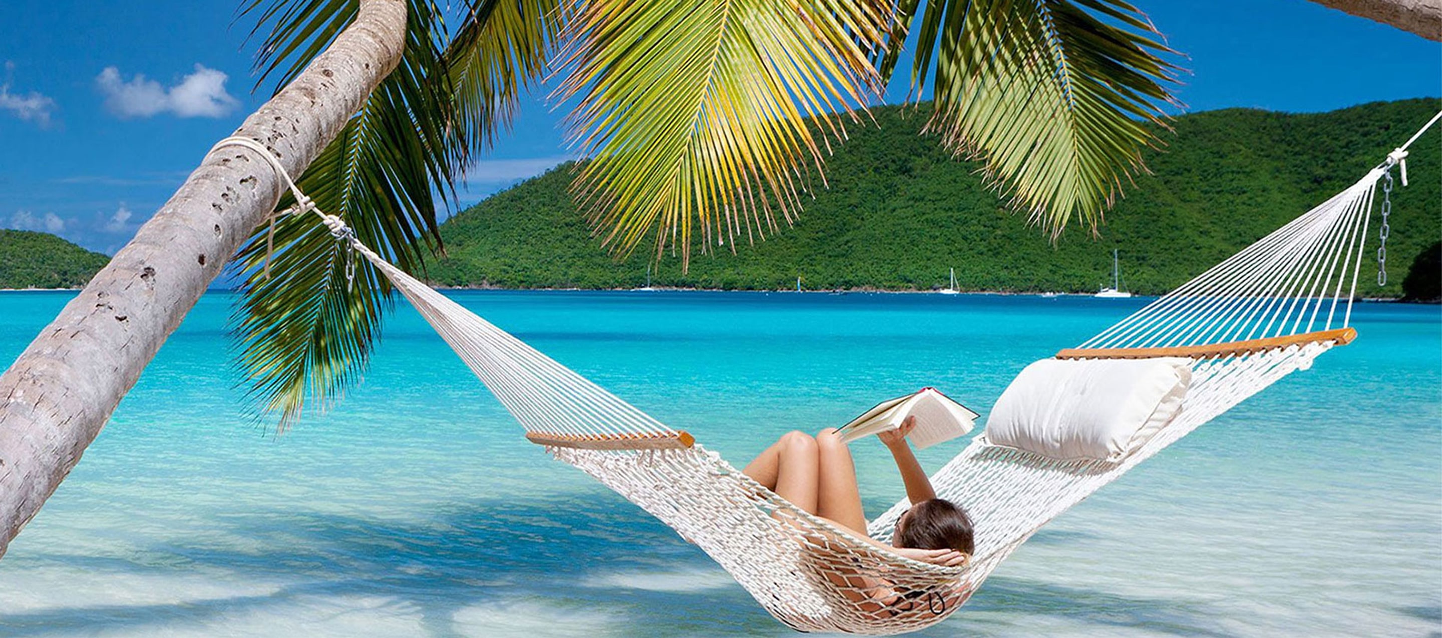 Hamac sous les cocotiers au-dessus d'une eau turquoise